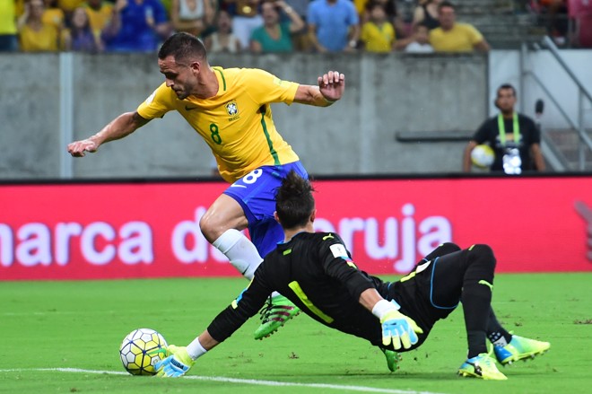 Renato Augusto marca o segundo gol do Brasil contra o Uruguai. | CHRISTOPHE SIMON/AFP