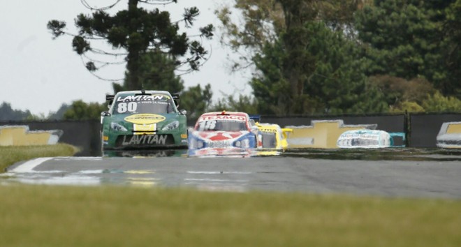 Carro de Antonio Pizzonia e Marcos Gomes foi o vencedor da prova da Stock Car neste domingo (6). | Daniel Castellano/Gazeta do Povo