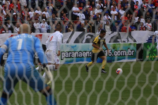 O goleiro Marcos se prepara para defender o chute do jogador da Serpente: capitão do Tricolor, o arqueiro levou o terceiro cartão amarelo e não enfrenta o Foz do Iguaçu na próxima rodada. | Ivonaldo Alexandre/Gazeta do Povo