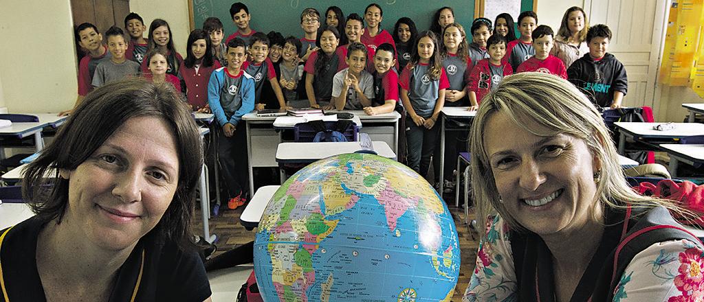 As professoras e os alunos da Escola Municipal Julia di Lena: o mundo na sala de aula. | Jonathan Campos/Gazeta do Povo