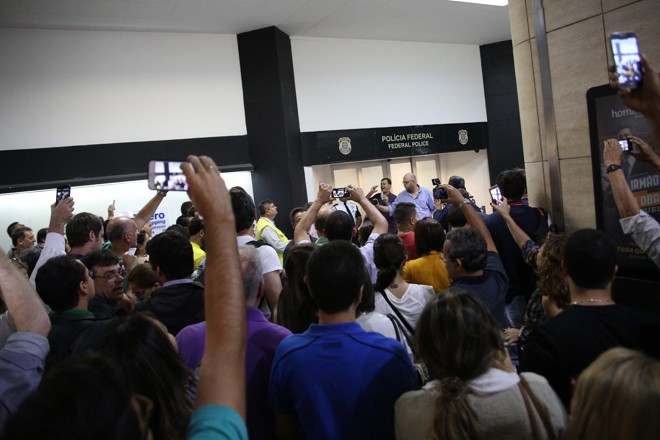 Manifestantes protestam contra o ex-presidente em frente à Polícia Federal no Aeroporto de Congonhas, Zona Sul de São Paulo (SP), na manhã desta sexta-feira (4). Foto: | Renato S. Cerqueira/Futura Press/Folhapress