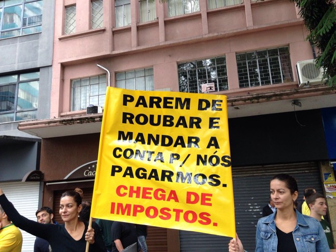 Banner pede por um país com menos impostos | Camila BragaGazeta do Povo