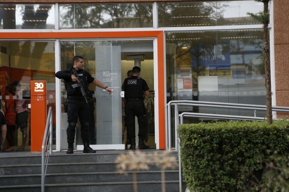 Movimentação na agência bancária após a tentativa de assalto | Átila Alberti/Paraná Online