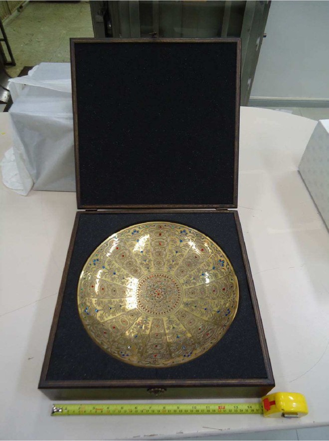 Bandeja em vidro esmaltado com afrescos e filigranas douradas |