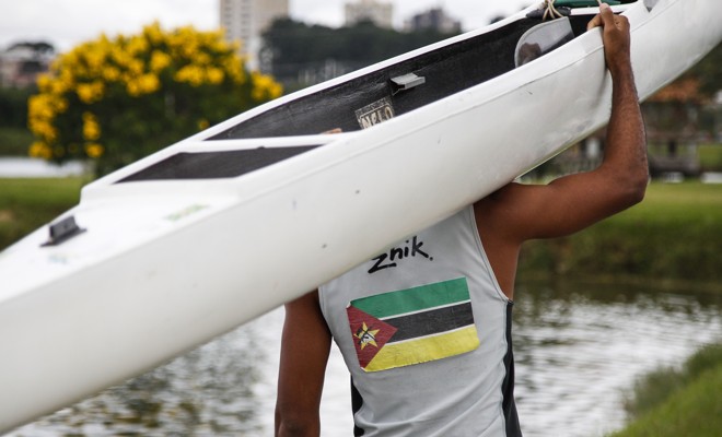 Canoísta Mussá Chamaune com a bandeira de Moçambique às costas: canoístas africanos treinam há um ano e quatro meses com a seleção brasileira em Curitiba. | Daniel Castellano/Gazeta
