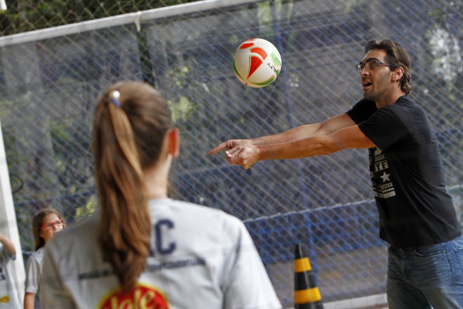 O ex-jogador de vôlei Giba no treino de vôlei da filha Nicoll no Colégio Marista Paranaense. | Antônio More/Gazeta do Povo