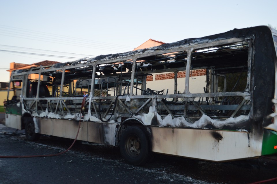 Terceiro ônibus atacado em Cascavel nesta segunda. Veículo ficou destruído | Luiz Carlos da Cruz/Gazeta do Povo