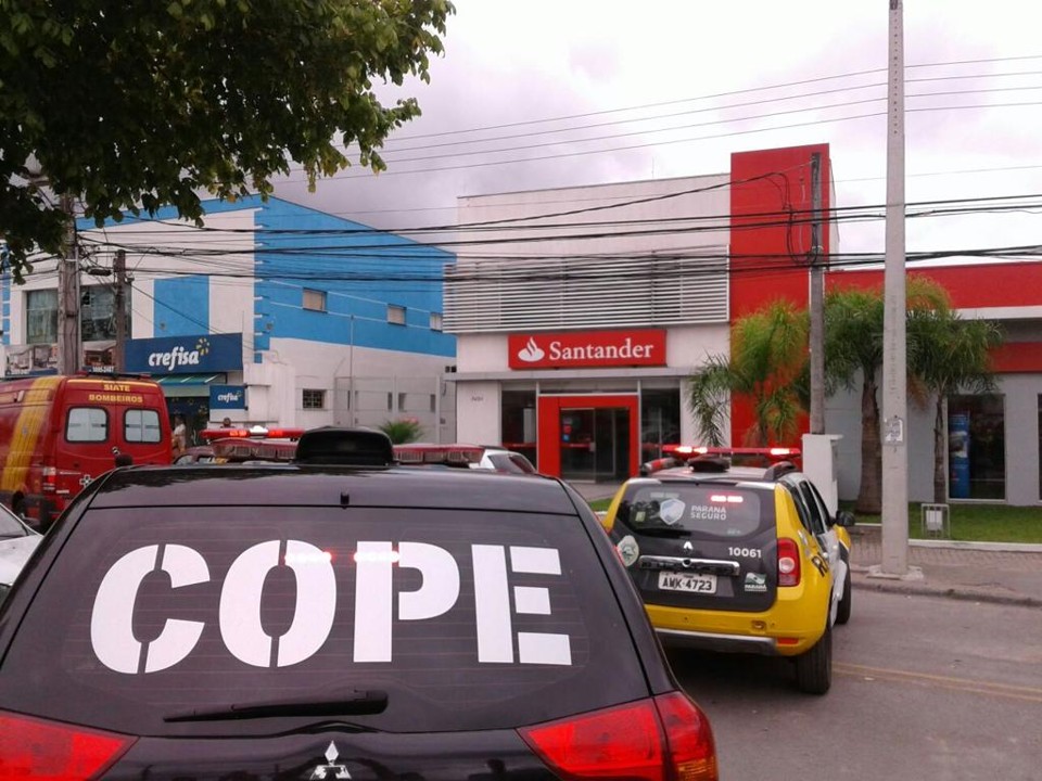 Viaturas cercaram a agência que foi alvo da tentativa de assalto na CIC | Gerson Klaina/Tribuna do Paraná/