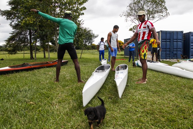 Aquecimento dos canoístas de São Tomé e Príncipe e Moçambique que treinam com a seleção brasileira em Curitiba. | Daniel Castellano/Gazeta