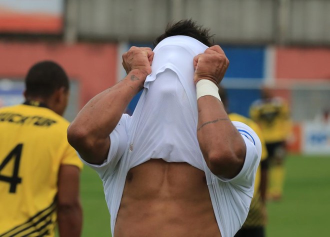 O atacante Robson esconde o rosto com a camisa no empate do Paraná com a Serpente: nada de gols e nada de criatividade do Tricolor. | Ivonaldo Alexandre/Gazeta do Povo