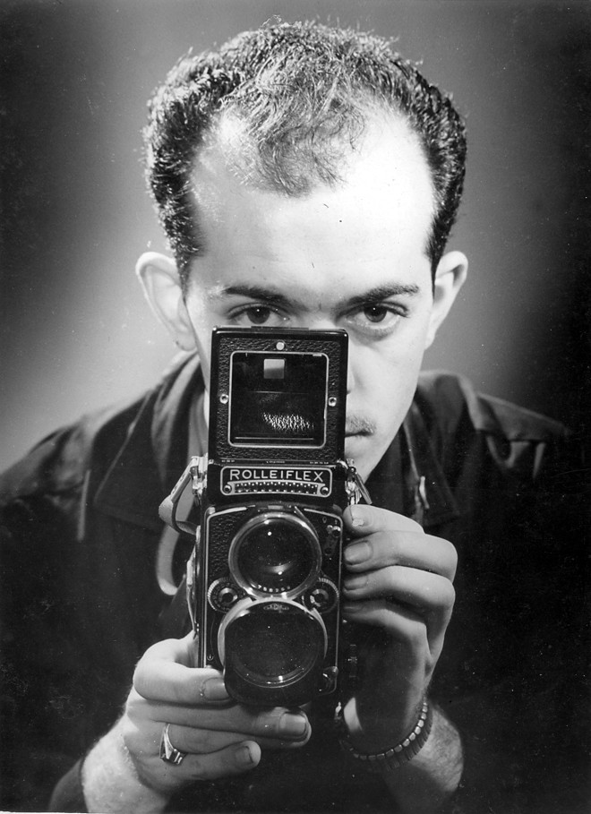 Em 1958, aos 22 anos, em início de carreira, com Rolleyflex. “Autorretrato” em espelho na casa da família Destefani na Avenida Batel. | Cid Destefani/Acervo pessoal