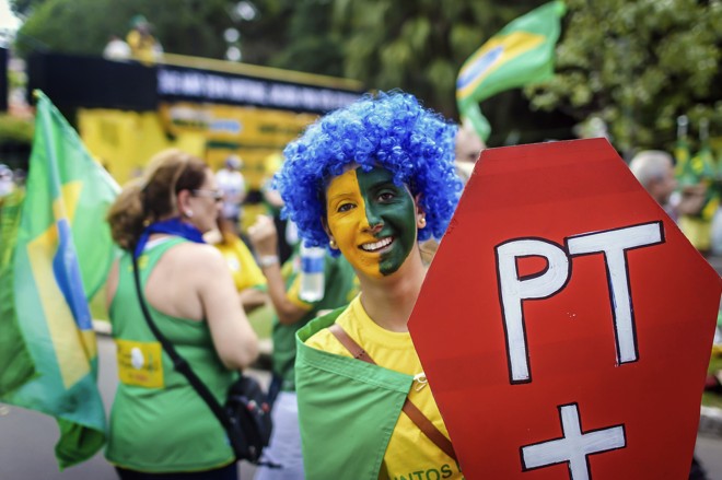 Manifestante gaúcha segura cartaz contra o PT recortado em formato de caixão | JEFFERSON BERNARDES/AFP