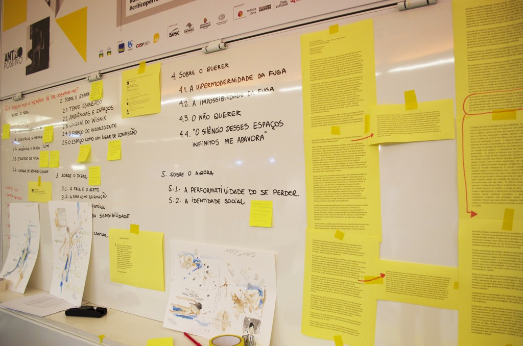 Quadro com anotações de crítica feita ao vivo.