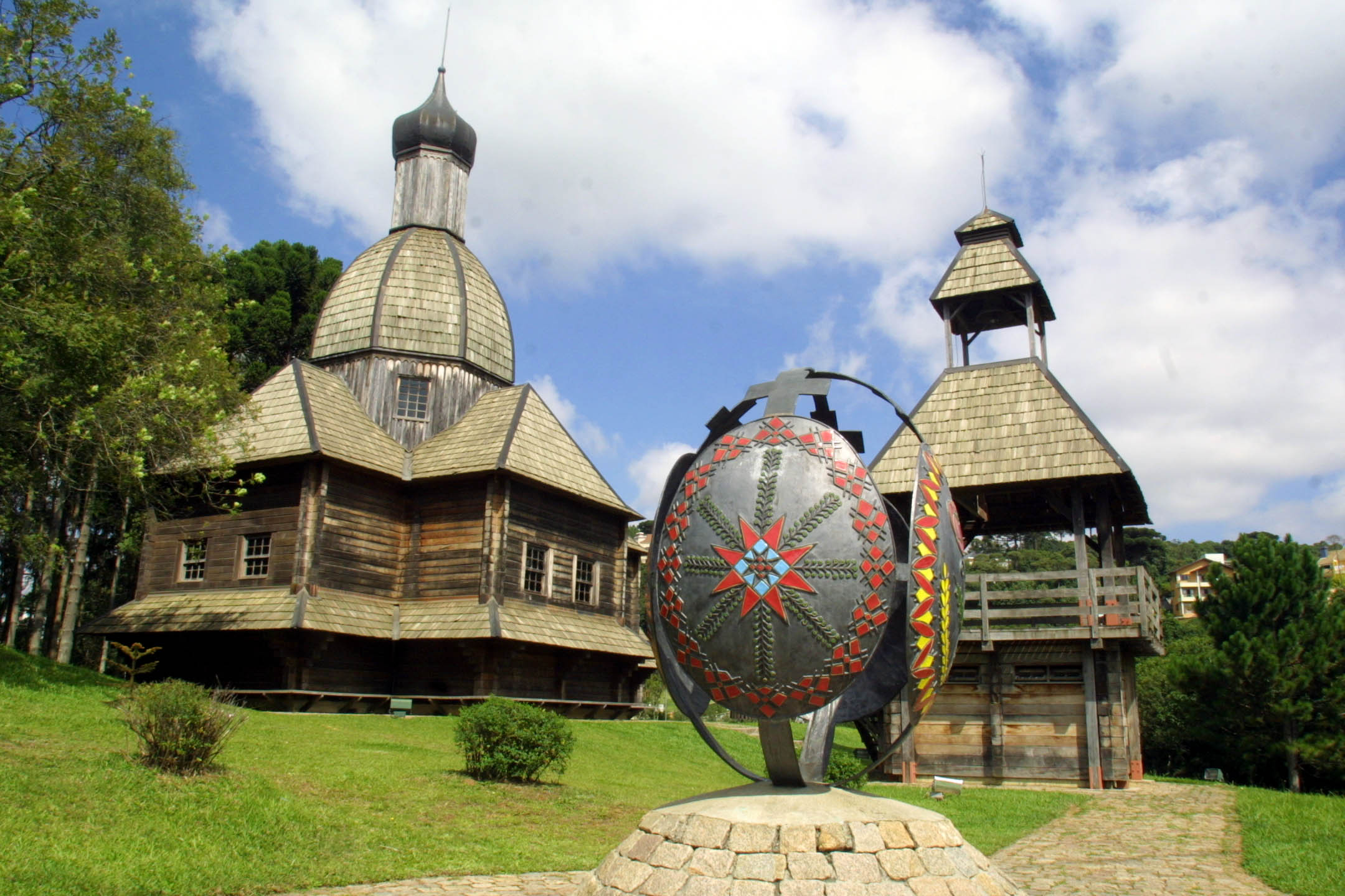 Memorial Ucraniano: logo na entrada do parque Tingui, o memorial erguido em homenagem aos imigrantes ucranianos que se instalaram no Paraná conta com uma réplica da antiga capela de São Miguel. | Aniele Nascimento/Gazeta do Povo