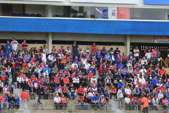 Apesar do frio, 3.693 pessoas pagaram para apoiar o Tricolor neste domingo pela manhã, diante do Cascavel, mas terminaram o confronto vaiando a fragilidade da equipe: 0 a 0 e fim do 100% na Vila Capanema em 2016. | Ivonaldo Alexandre/Gazeta do Povo