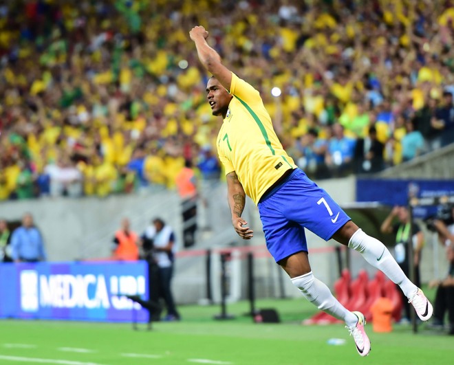 Douglas Costa comemora o primeiro gol do Brasil contra o Uruguai. | CHRISTOPHE SIMON/AFP