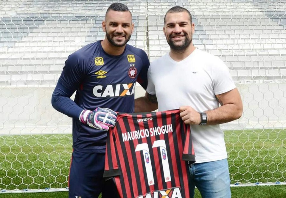 Coxa-branca, Mauricio Shogun posou com a camisa do rival Atlético ao lado do goleiro Weverton. | /Site Oicial do Atlético