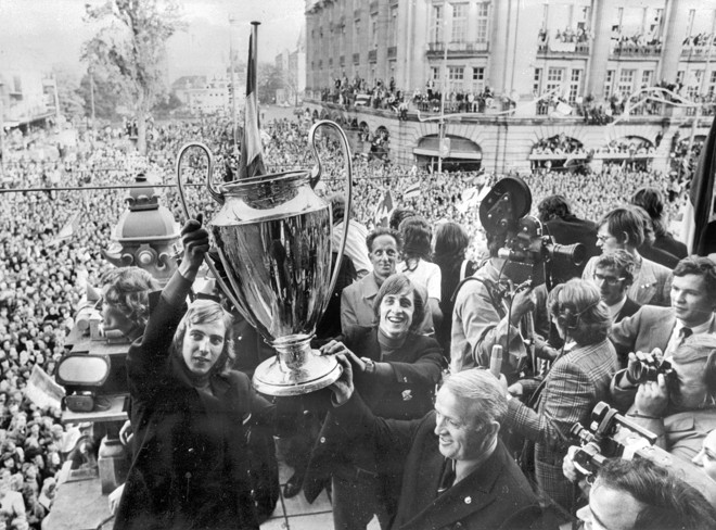 Cruyff com o troféu da Liga dos Campeões de 1972 pelo Ajax. | STAFF/AFP