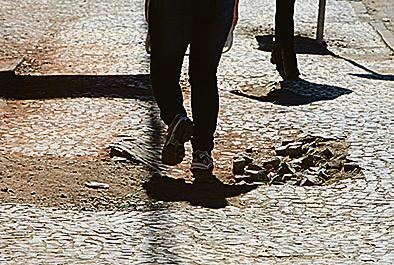 Vale mostrar qualquer “cilada”: de lixo ou poste no meio do caminho a calçada em desnível e buracos. | Aniele Nascimento/Gazeta do Povo