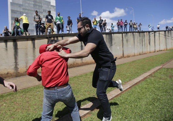 Confronto entre manifestantes pró e anti-governo em protesto Brasília, nesta quinta (17). Foto: | Ricardo Moraes/REUTERS/FOLHAPRESS