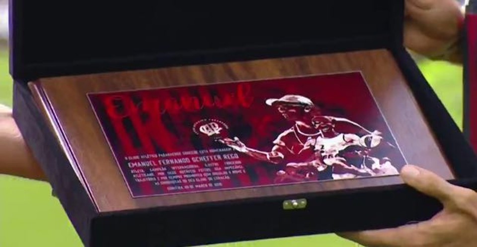 Ex-jogador de vôlei de praia recebeu uma placa da diretoria do Atlético: torcedor ilustre do Furacão | /Hugo Harada/Gazeta do Povo
