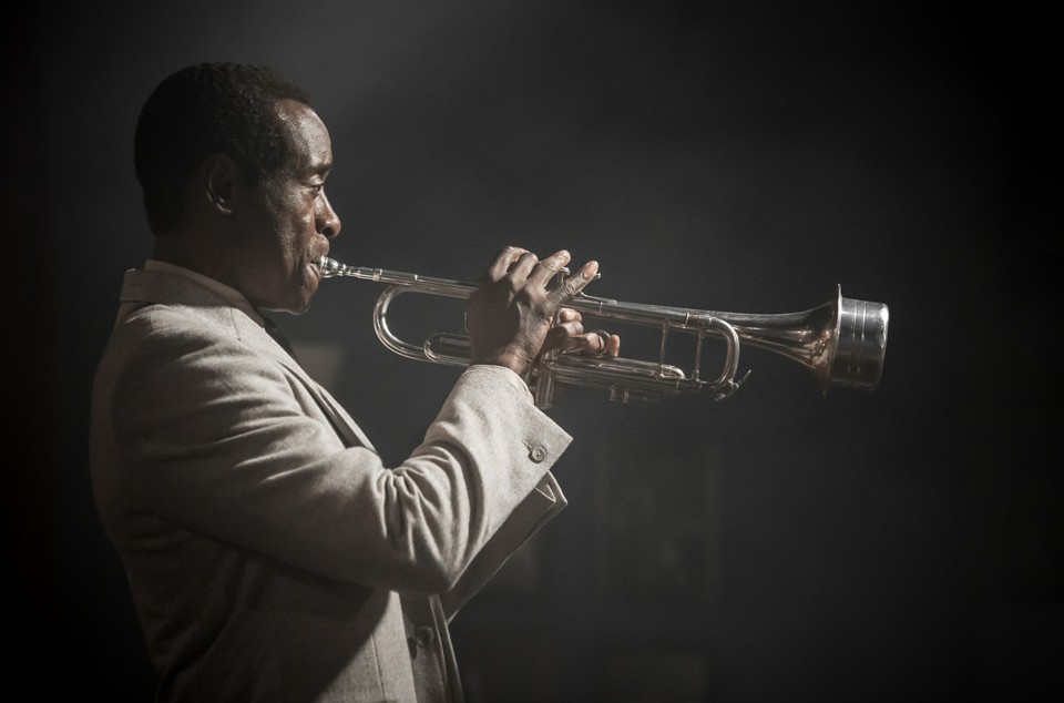Don Cheadle interpreta o trompetista Miles Davis. | Divulgação
