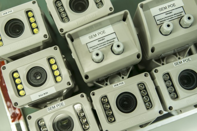 Câmeras com flash embutido: a Pumatronix nasceu da busca por alternativas mais eficientes às câmeras analógicas. | (foto: Marcelo Andrade/Gazeta do Povo)