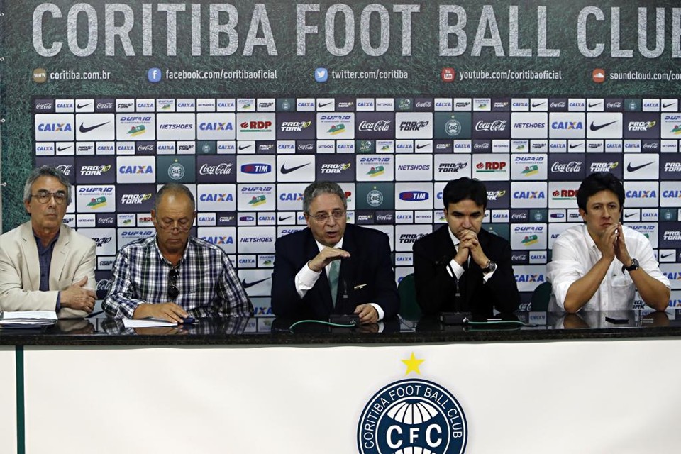 Ao centro, o presidente eleito pelo Coritiba em 2014, Rogério Bacellar. À esquerda, João Paulo Medina que trabalhou com Autuori no projeto de futebol para o clube. | Albari Rosa/Gazeta do Povo