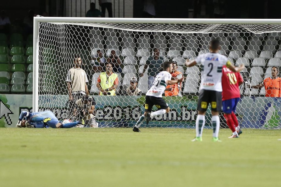 Juan bate pênalti e abre o placar: Coritiba afasta a crise. | Henry Milleo/Gazeta