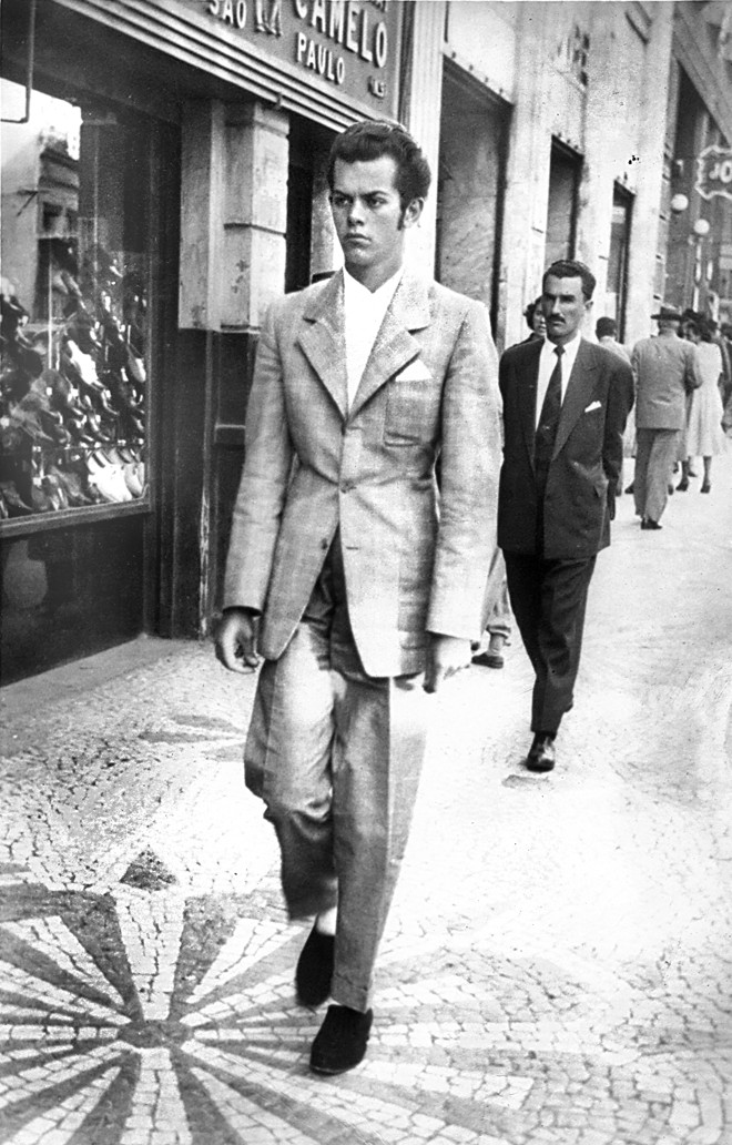 Adolescente, flagrado por um lambe-lambe, na Rua XV. Foi nessa rua que encontrou e salvou seu primeiro acervo, da Foto Kabsa, em 1959. | Cid Destefani/Acervo pessoal