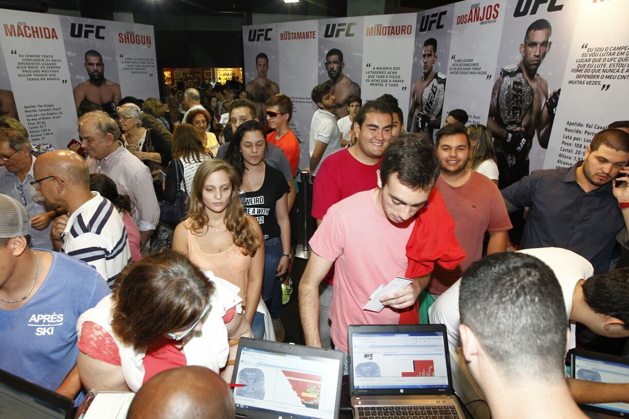 Fila na venda de ingressos do UFC no Shopping Pátio Batel. | Antonio More/Gazeta do Povo