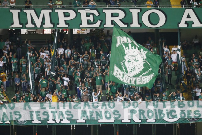 Torcida organizada protestou com faixa contra a elitização no futebol | Albari Rosa/Gazeta do Povo
