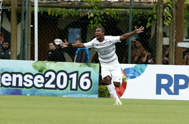 Getterson “vai pra galera” depois de balançar a rede no Ecoestádio e colocar os donos da casa em vantagem diante do Coritiba. | Antônio Mpre/Gazeta do Povo