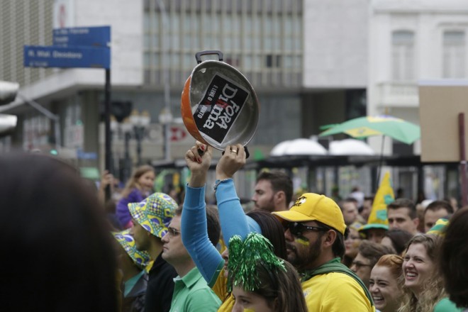 Mulher bate panela pelas ruas do Centro de Curitiba | Lineu Filho/Gazeta do Povo