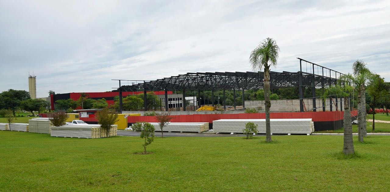 Ginásio com grama sintética que está sendo construído no CT do Caju. | /