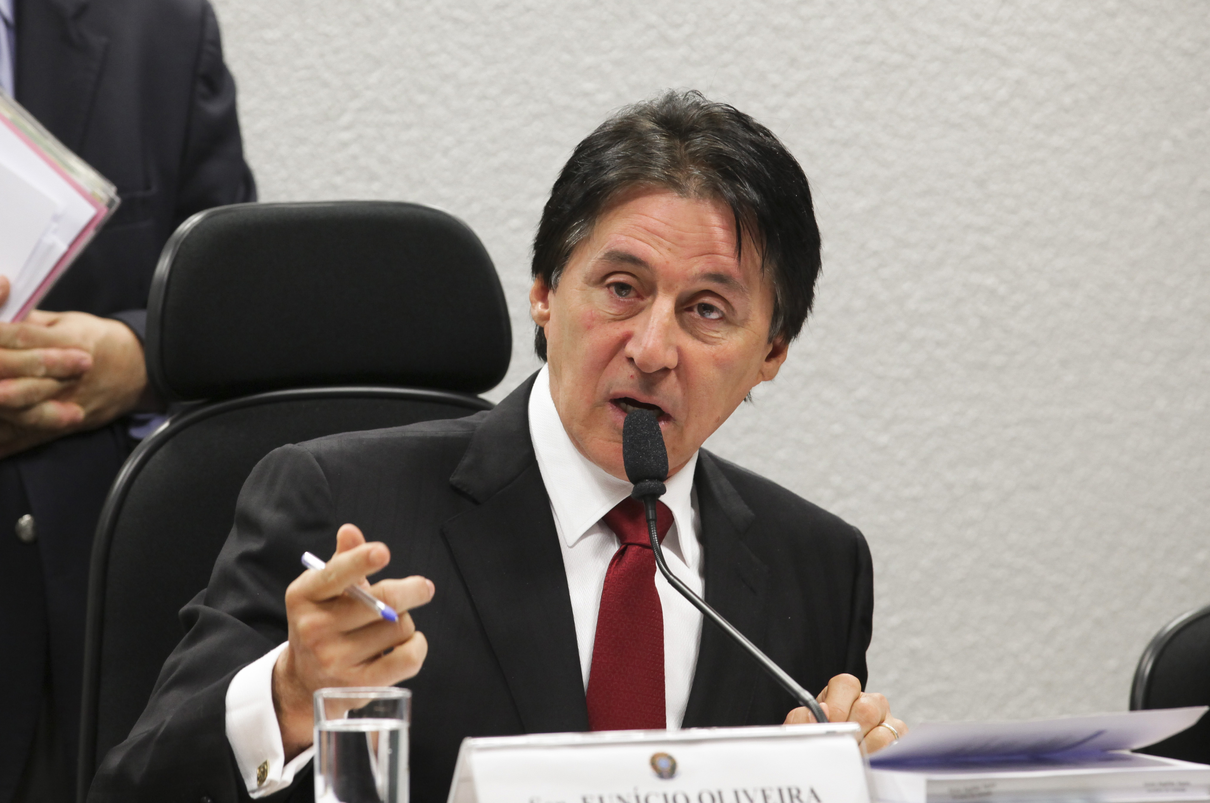 Líder do PMDB no Senado, Eunício Oliveira, diz que partido está pronto para assumir governo no lugar de Dilma. | Lia de Paula/Agência Senado