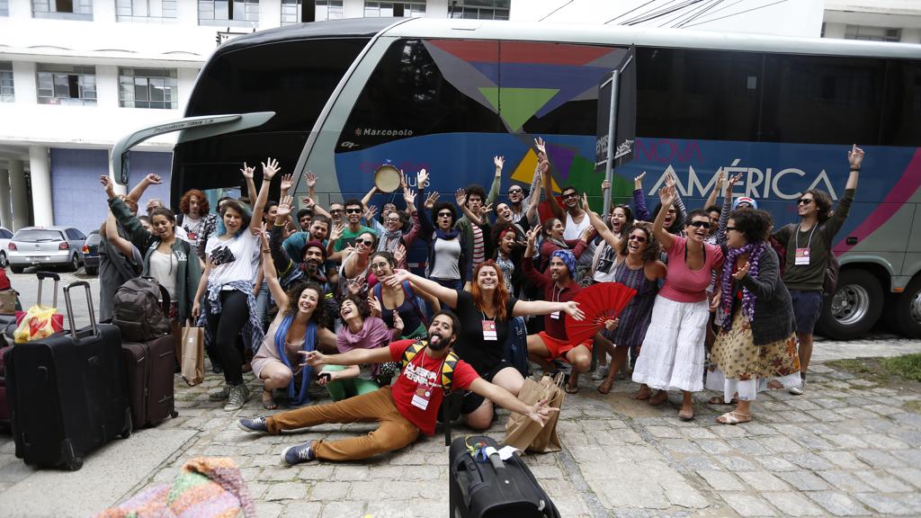 Os 45 alunos da Unirio chegaram num ônibus nesta quarta-feira e rumaram para uma chácara em Campo Magro. | Henry Milleo/Gazeta do Povo