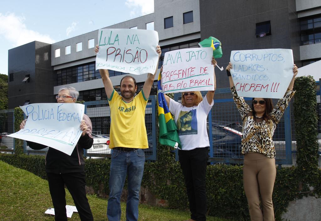 Manifestantes comemoram na frente da sede da Polícia Federal em Curitiba a operação que investiga Lula. | Aniele Nascimento/Gazeta do Povo