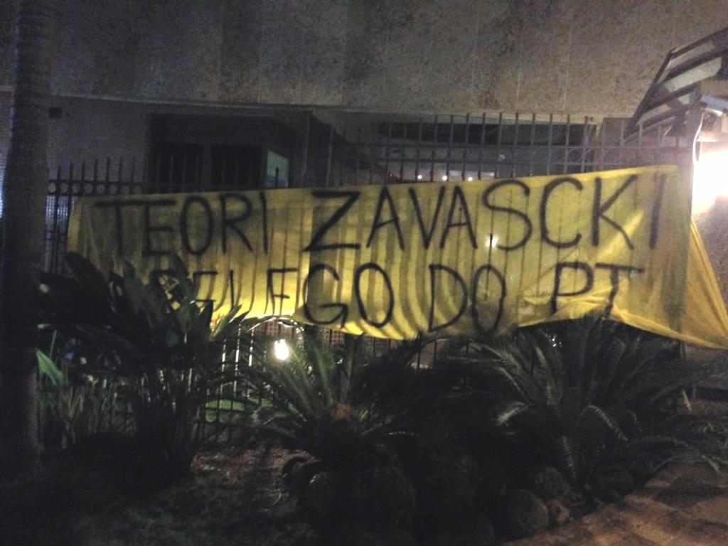 Faixas foram presas à grade de condomínio de Teori Zavascki. | Reprodução/Facebook/La Banda Loka Liberal