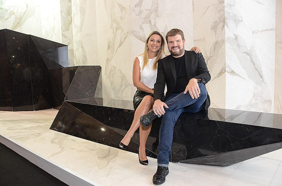 A empresária Priscila Fleischfresser Affonso da Costa, com o badalado arquiteto Guilherme Torres, no estande da Michelangelo Mármores, criado por ele, na abertura da feira Expo Revestir, no Expo Transamérica, em São Paulo. | Rodrigo Zorzi