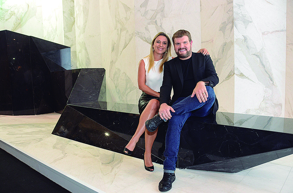 A empresária Priscila Fleischfresser Affonso da Costa, com o badalado arquiteto Guilherme Torres, no estande da Michelangelo Mármores, criado por ele, na abertura da feira Expo Revestir, no Expo Transamérica, em São Paulo. | Rodrigo Zorzi