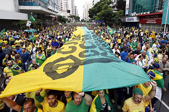 Movimento Vem pra Rua protestando contra a corrupção na política brasileira. | 