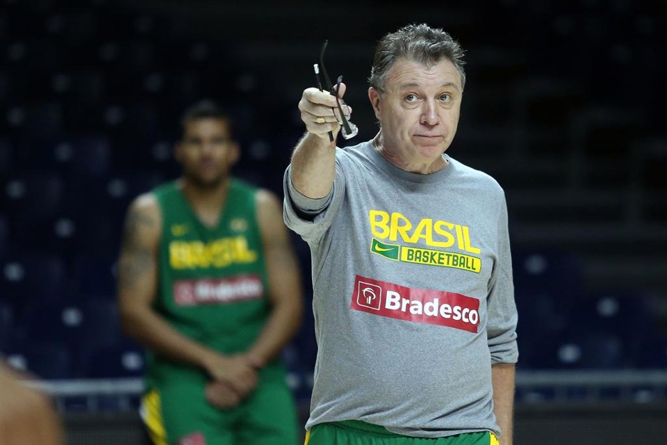 Após  pôr fim ao jejum de 16 anos do Brasil fora da Olimpíada, agora Rubén Magnano mira o pódio na Rio-2016. | Gaspar Nóbrega/Inovafoto / CBB