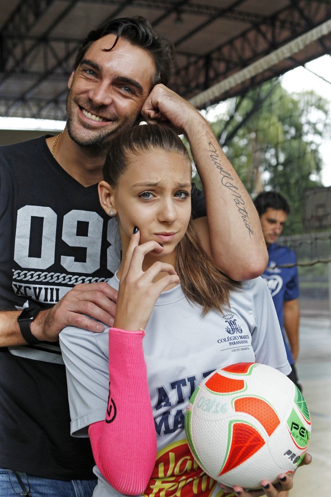 O ex-jogador de vôlei Giba no treino de vôlei da filha Nicoll no Colégio Marista Paranaense. | Antônio More/Gazeta do Povo