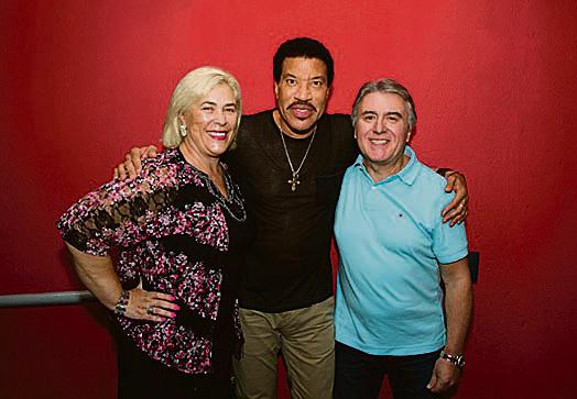 O superintendente da FM Ouro Verde, Paulo Roberto Oliveira (a voz do programa Momento Espírita), e sua mulher, Lia, foram das poucas pessoas recebidas no camarim por Lionel Richie, no Teatro Positivo, no último domingo. | Arquivo pessoal