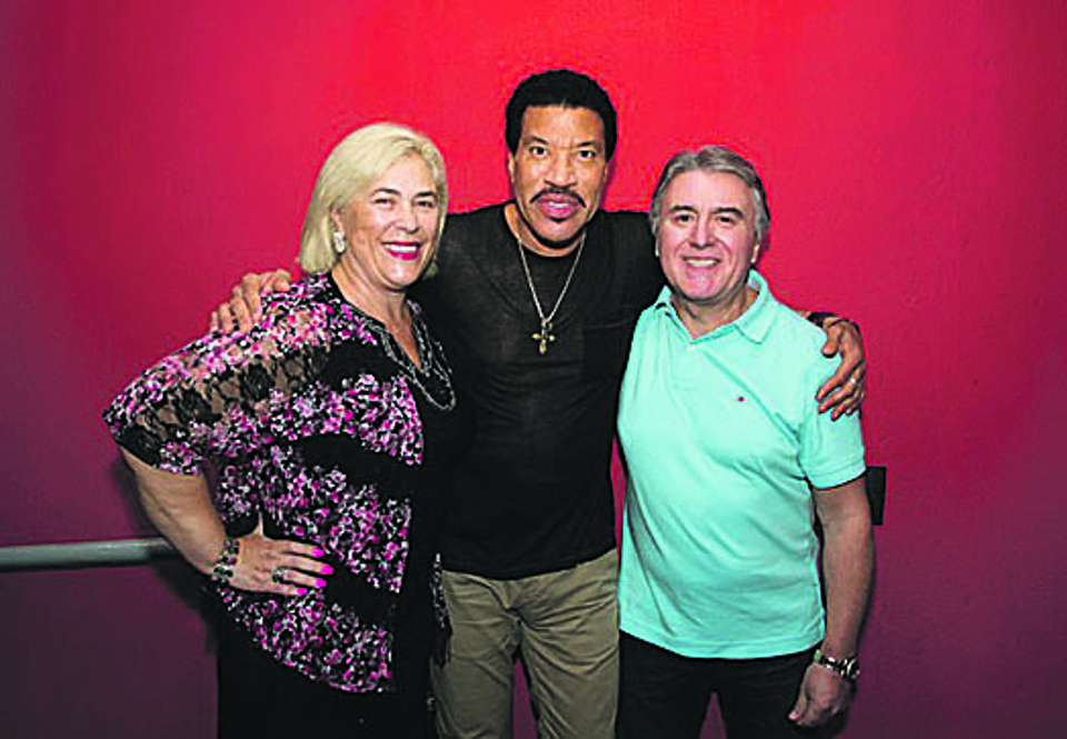 O superintendente da FM Ouro Verde, Paulo Roberto Oliveira (a voz do programa Momento Espírita), e sua mulher, Lia, foram das poucas pessoas recebidas no camarim por Lionel Richie, no Teatro Positivo, no último domingo. | Arquivo pessoal