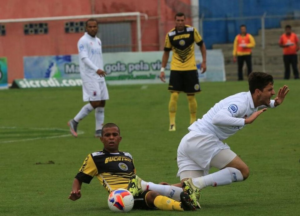 O zagueiro paranista Alisson é derrubado no empate sem gols com o Cascavel, em plena Vila Capanema. | Ivonaldo Alexandre/Gazeta do Povo