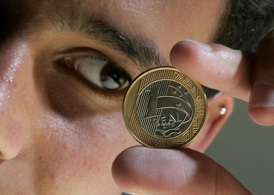 Além da piora do cenário econômico e do aumento do desemprego, o início de todos os anos é marcado pela concentração de pagamento de impostos e de gastos extras com matrícula e material escolar | Rodolfo Buhrer/Arquivo Gazeta do Povo