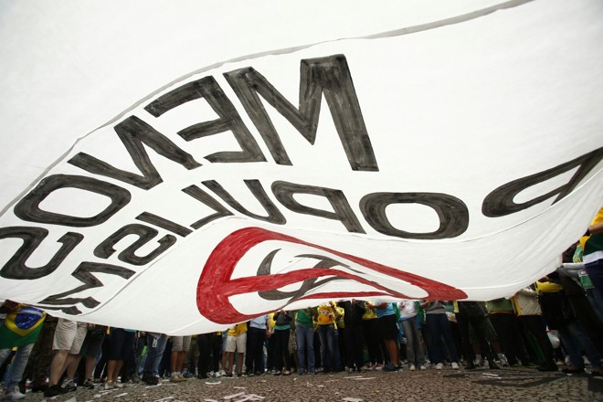 “Bandeirão” pede pelo fim do populismo | Marcelo AndradeGazeta do Povo