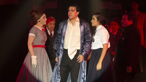 15 curiosidades sobre os musicais que o Festival traz a Curitiba “O Beijo no Asfalto” ganha a primeira versão musical. | Christina Amaral/Divulgação